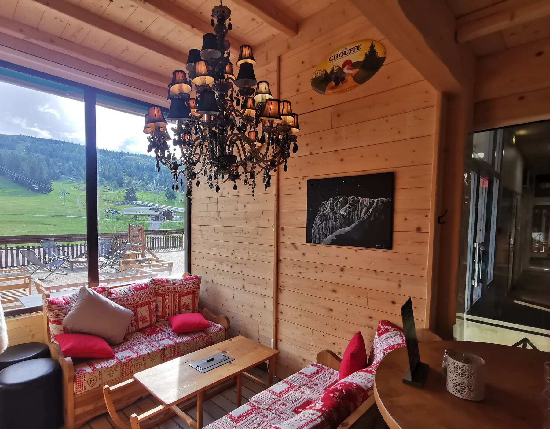 Le coin apéritif face à la montagne