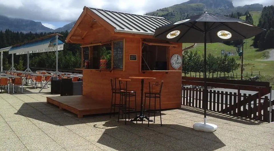 Le kiosque en bois sur la terrasse, face aux pistes