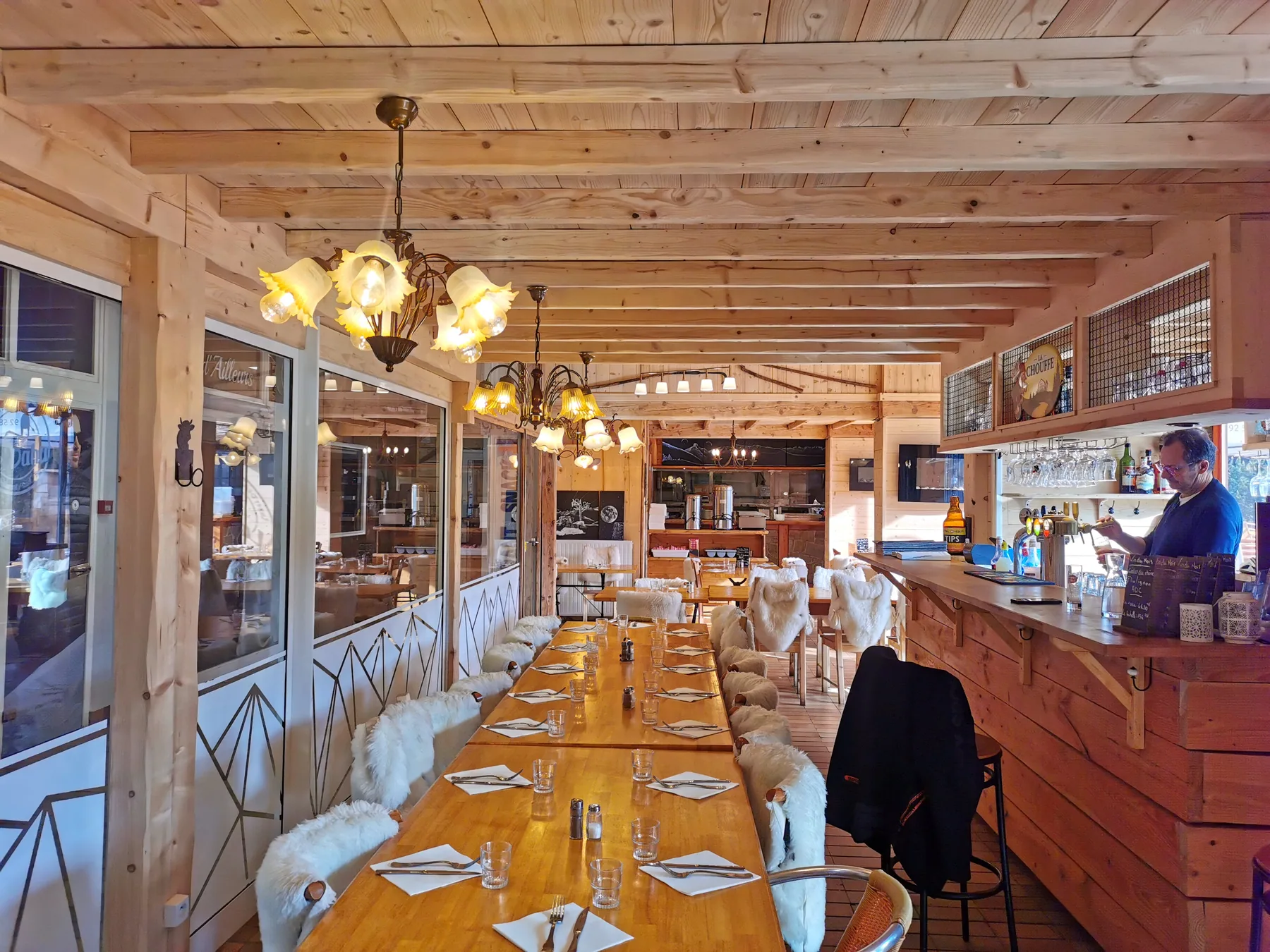 La salle boisée du restaurant Le Dahu