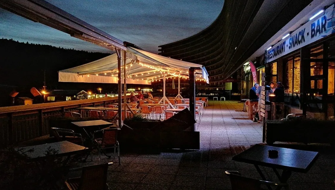 La terrasse du Dahu à la tombée du jour